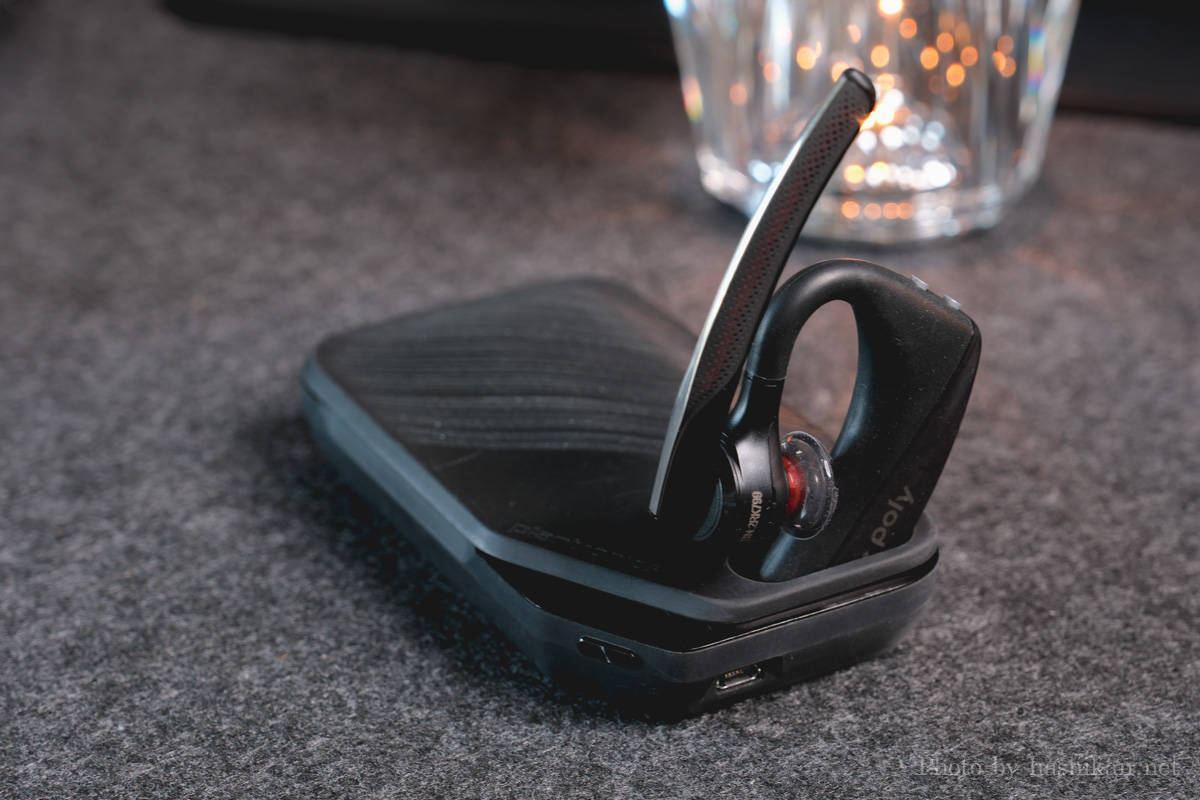 Plantronics Poly Voyager 5200を充電ケースに立たせた状態の画像