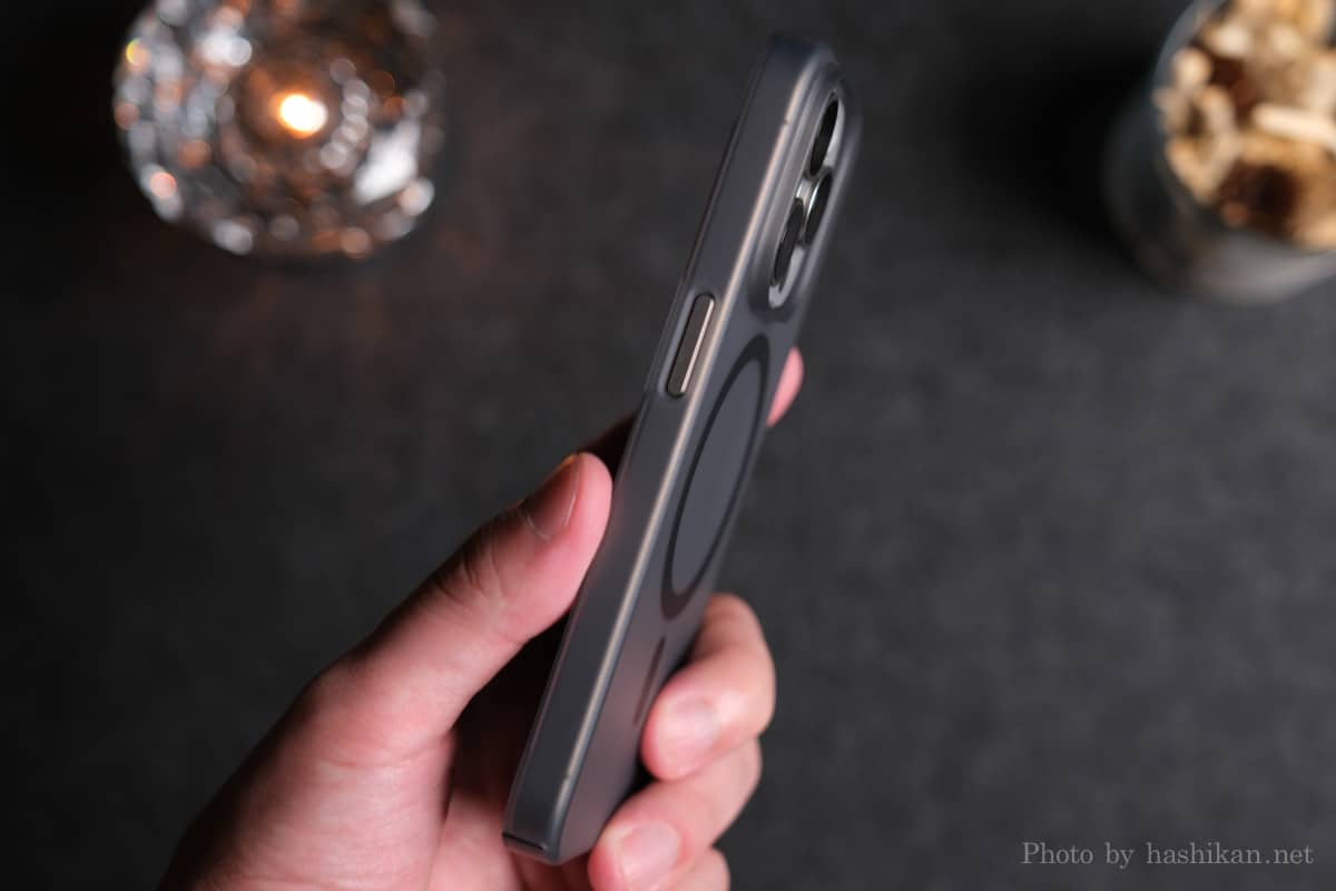 CASEFINITE『THE FROST AIR ULTRA MAGNETIC』を装着したiPhone 15 Pro ナチュラルチタニウムのスリープボタン付近