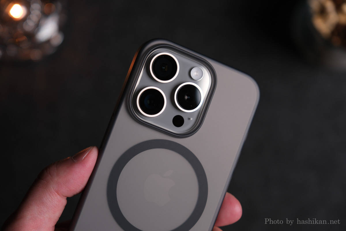 CASEFINITE『THE FROST AIR ULTRA MAGNETIC』を装着したiPhone 15 Pro ナチュラルチタニウムのカメラ部分