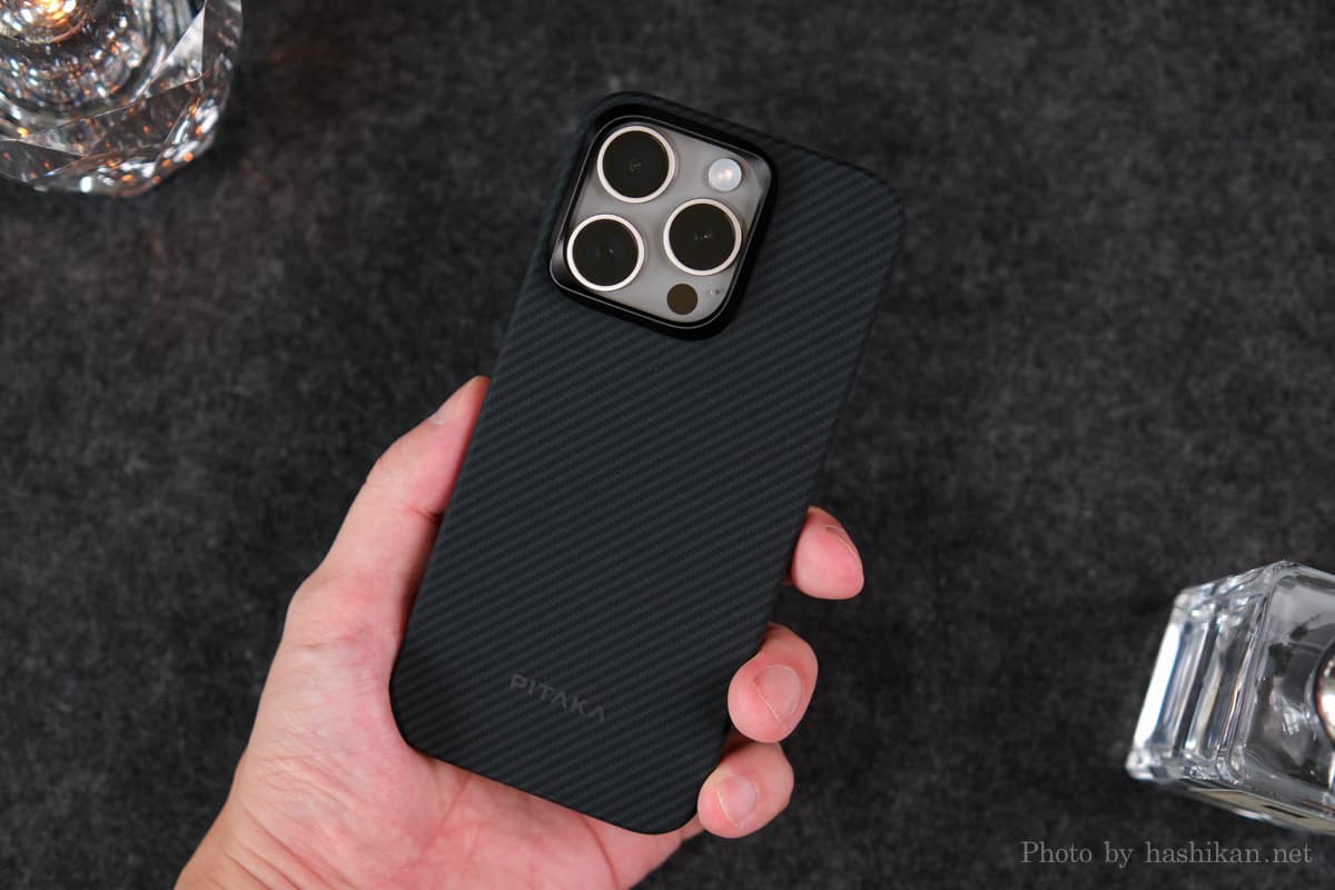 PITAKA『MagEZ Case4』を装着したiPhone 15 Proを持っている様子